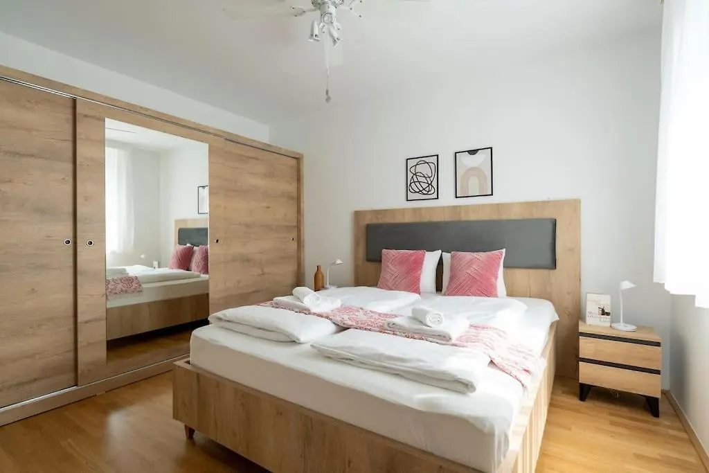 Elegant 1Br Flat With Balcony By Hm location